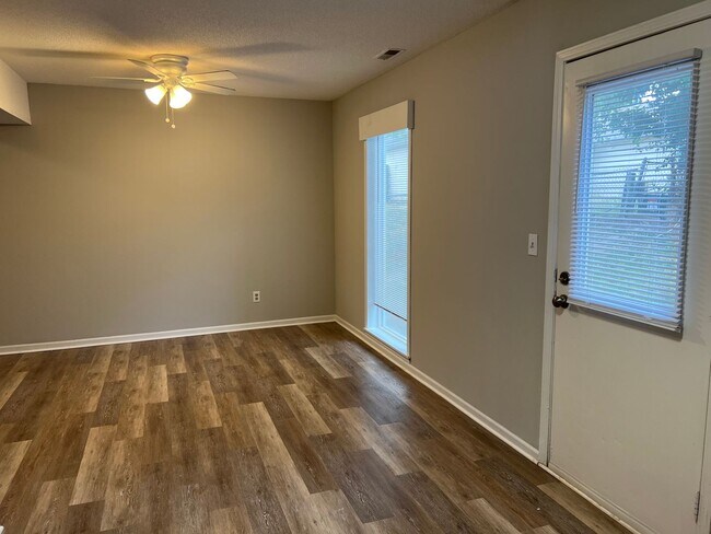 Building Photo - 382/384 Catherine