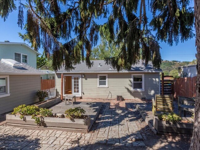 Building Photo - Sunny & Bright Bungalow in King Estates