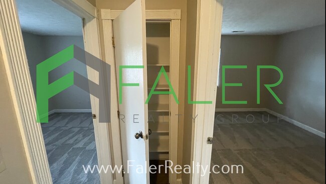 Building Photo - Freshly Updated 2nd Floor Condo