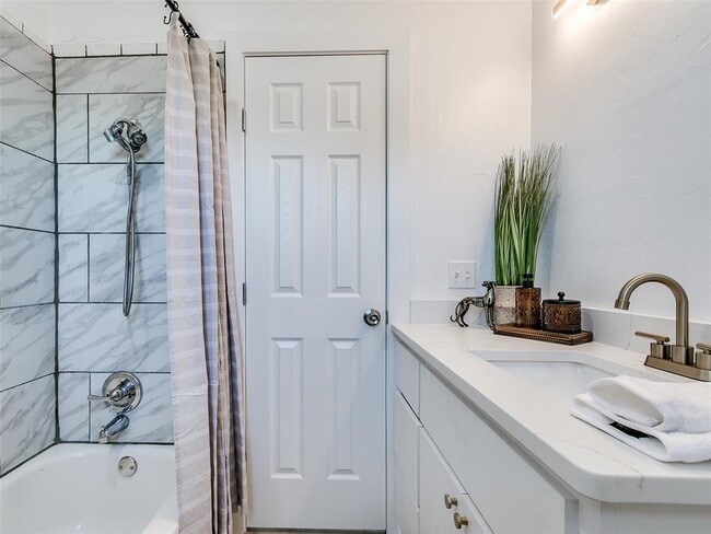 Building Photo - 1215 NW 8th St