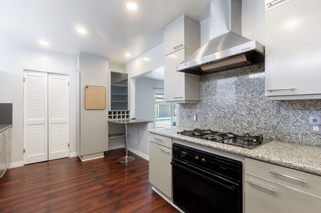 Building Photo - Spacious 5-Bedroom, 3-Bath Home with Pool ...