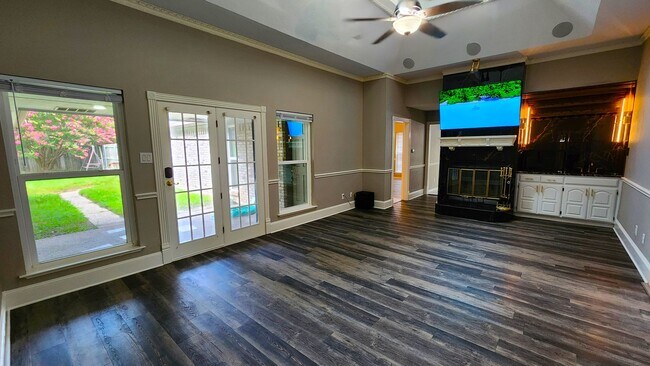 Building Photo - Remodeled with Luxurious Finishes!