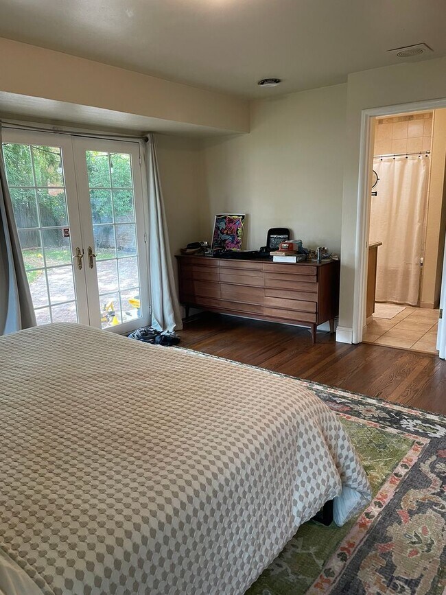 Building Photo - Charming 3 bedroom home in quiet neighborrhood with detached office!