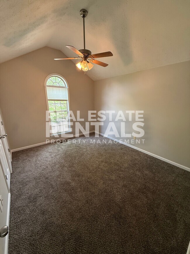 Building Photo - 3083 Lakeview Cir