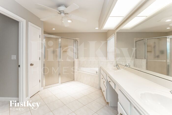 Building Photo - 874 Club Hills Dr