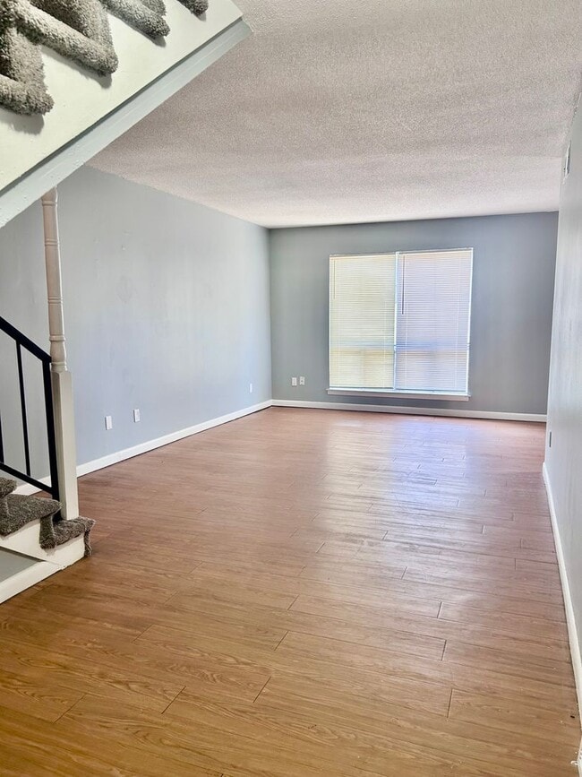 Building Photo - Newly Renovated Townhouse in Oakhaven