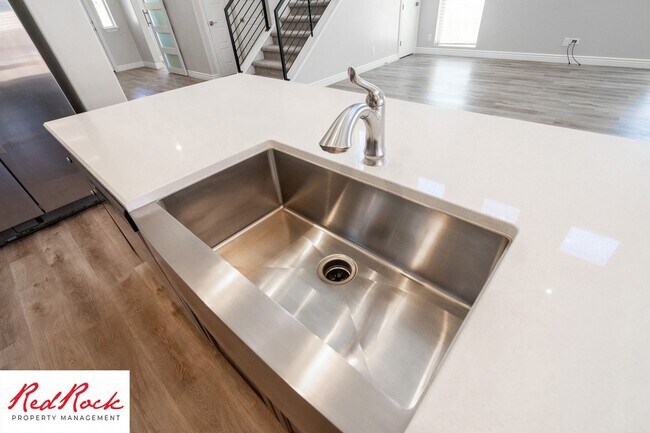Building Photo - Stunning 4 Bedroom Home. Dog friendly!