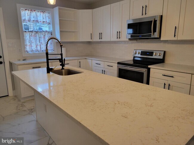 Building Photo - 412 Durfor St