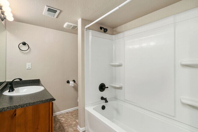 Building Photo - 3 Bedroom, 4 Bathroom, 2-Car Garage in Rig...