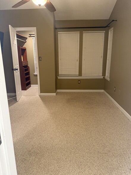 Master bedroom - 203 Lyons Cove Dr