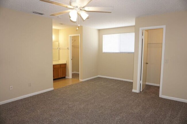 Building Photo - 2/2 Townhouse near NAS