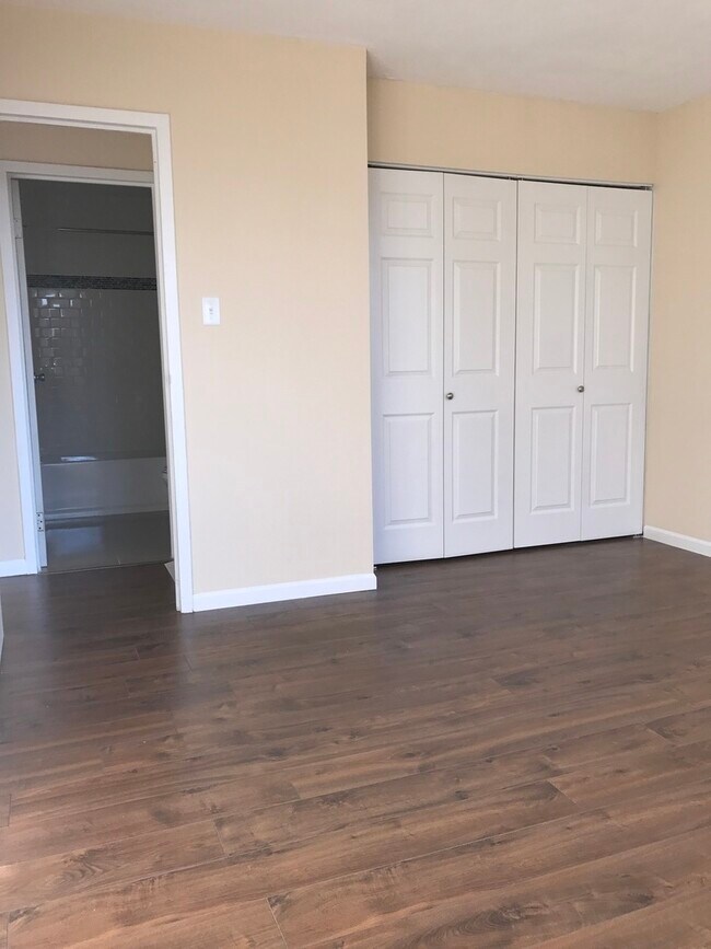 Building Photo - 10S473 Echo Ln