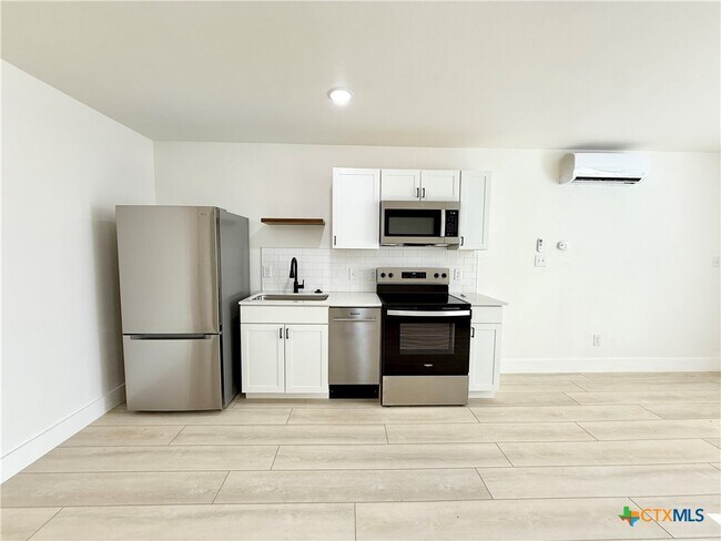 Building Photo - 2204 W San Antonio St