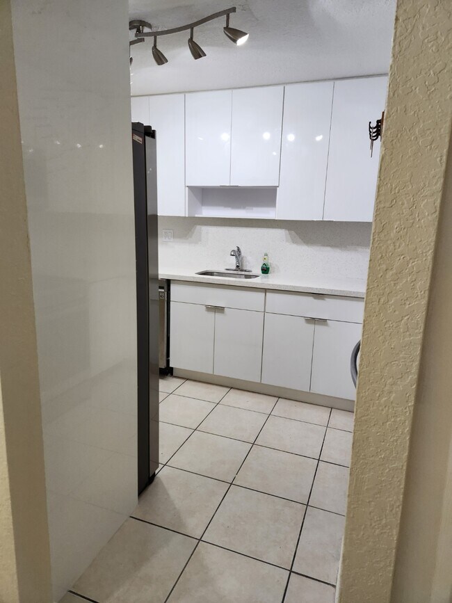 Building Photo - 9950 N Kendall Dr