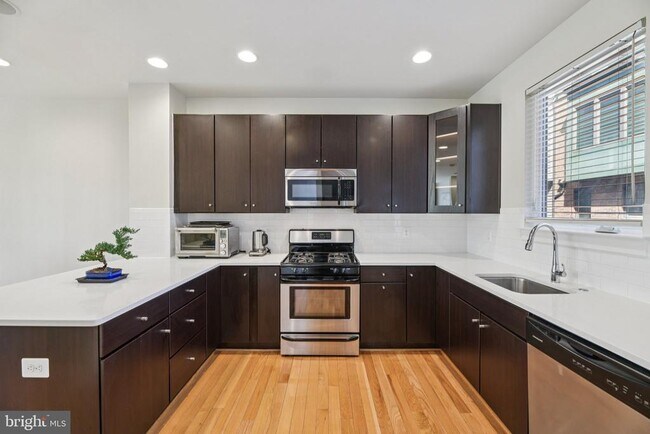 Building Photo - 5627 45th Ave