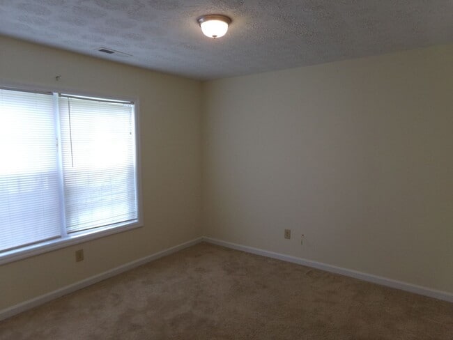 Building Photo - Just minutes from Cherry Point MCAS