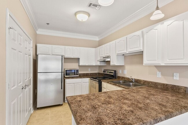 Building Photo - Nice 1 Bed 1 Bath at Capstone Quarters! Available Fall 2026!