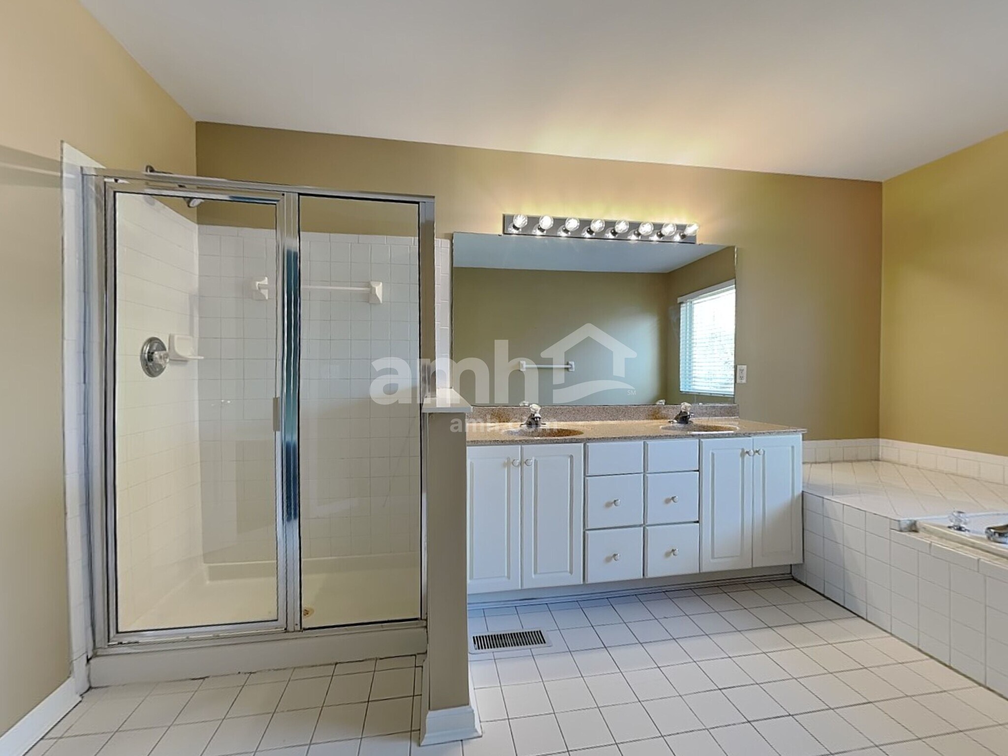 Building Photo - 10190 Meadowknoll Dr