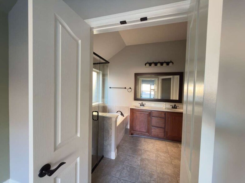 Building Photo - 521 Eastbrook Dr