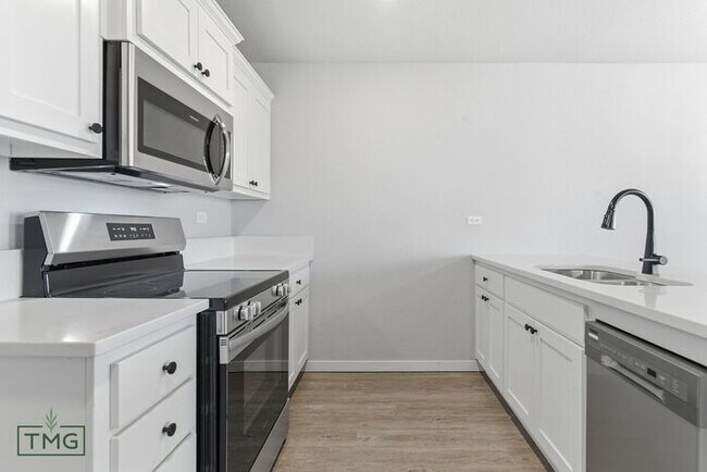Building Photo - Lawn Care Included! Fully Updated 2 Bed / 2 Bath Duplex – Prime Broken Arrow Location!