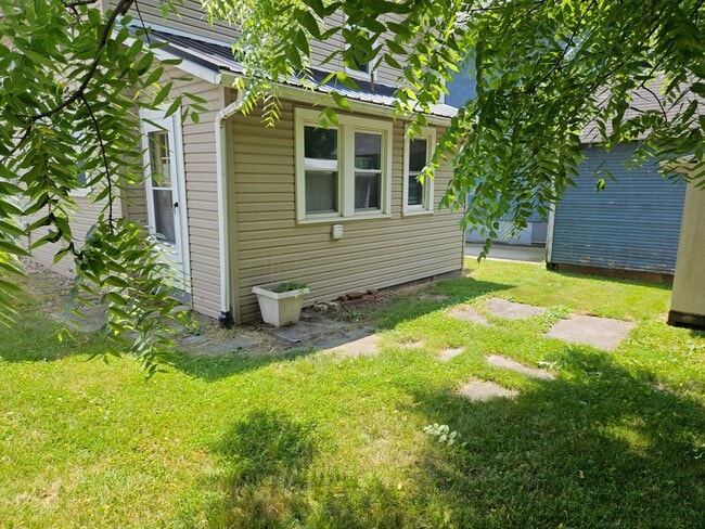 Building Photo - 2 bedroom 1.5 bath single family home