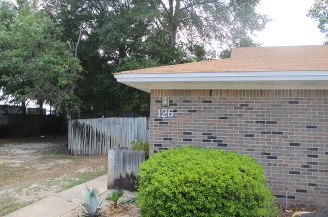Building Photo - 126 Classic Ct