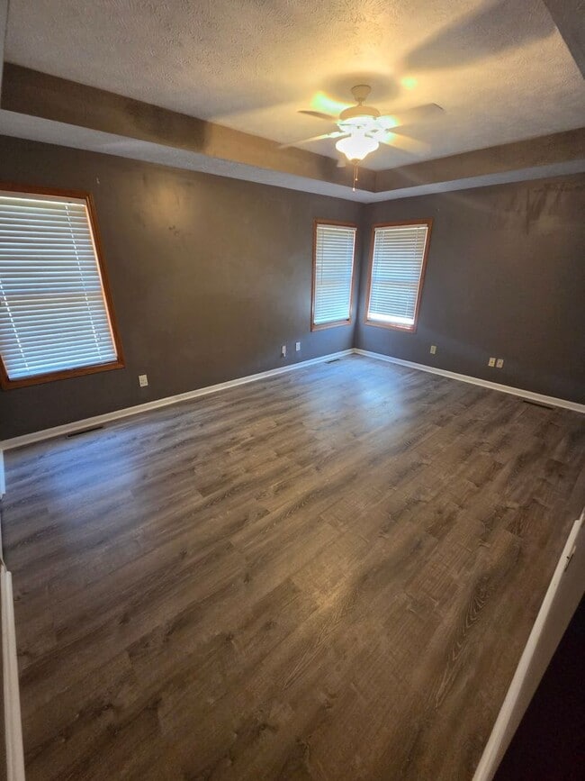 Building Photo - Large 4 Bedroom 3 Bath Single Family