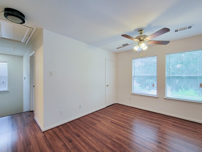 Building Photo - 11810 Rolling Stream Dr