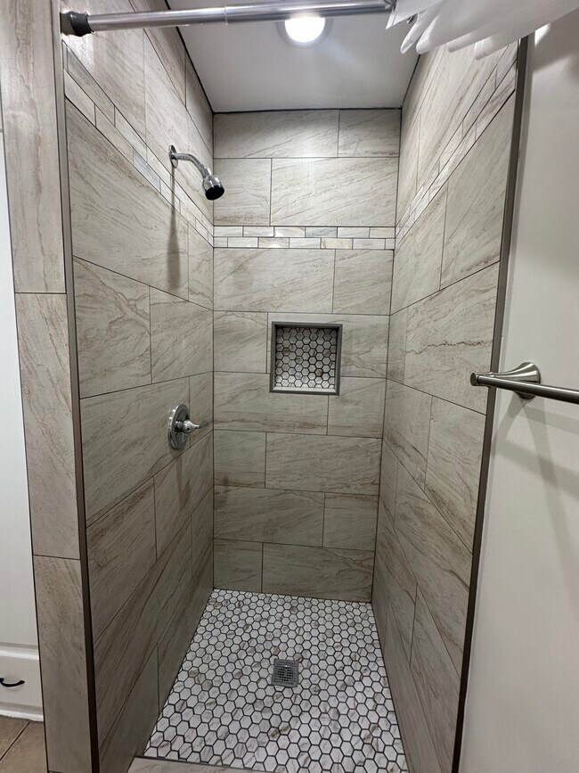 Updated shower with stylish tile finishes - 5646 Farmdale Ave