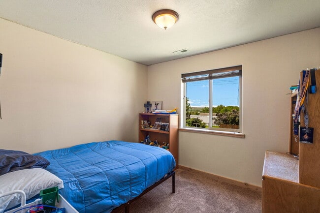 Building Photo - Spacious 3-Bed, 2-Bath Upper-Level Duplex