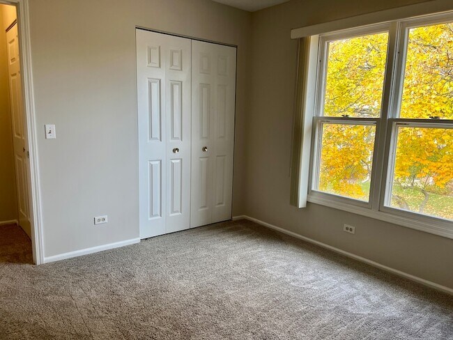 Building Photo - 240 Southwick Ct