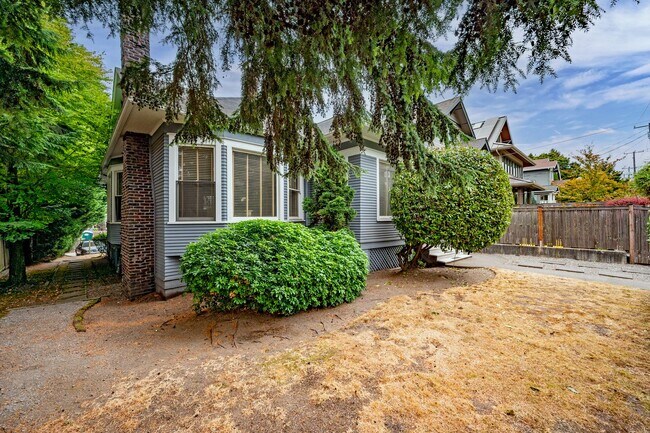 Building Photo - 1509 10th Ave W