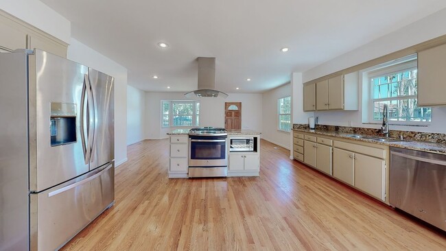 Building Photo - 1107 S Bundy Dr