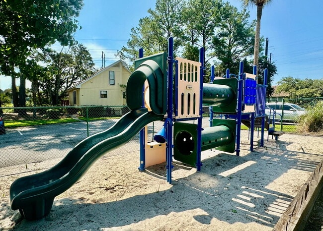 Building Photo - Convenient to Hilton Head, Two Bedroom Tow...