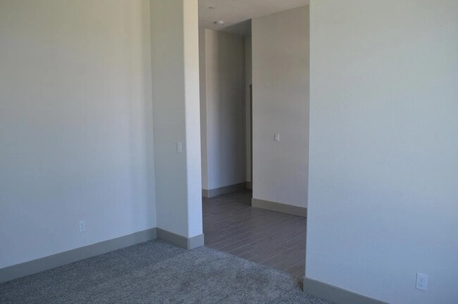 Building Photo - 2430 Bastidas Dr
