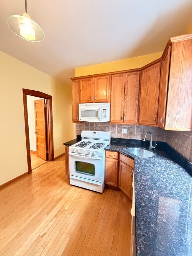 Building Photo - 2613 W Walton St