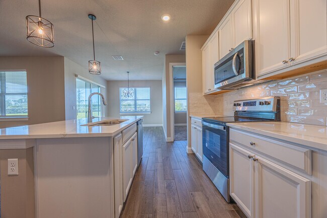 Building Photo - 6616 Cloverdale Ave