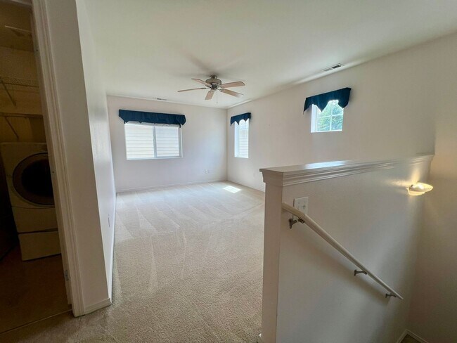 Building Photo - Hawk's Prairie 3BD + Bonus Area