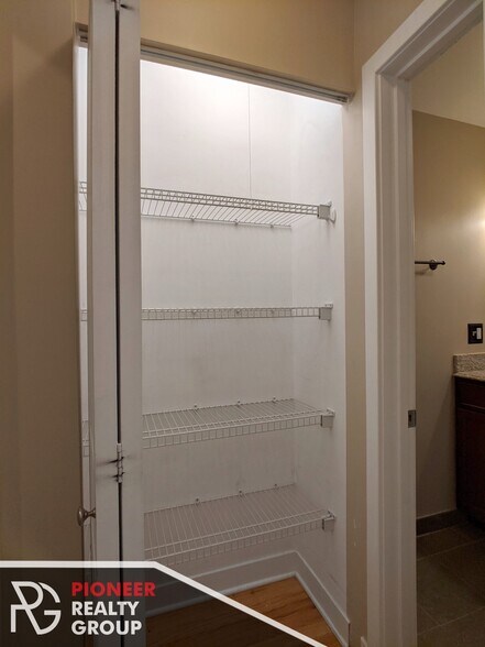 Building Photo - 643 W Wrightwood Ave