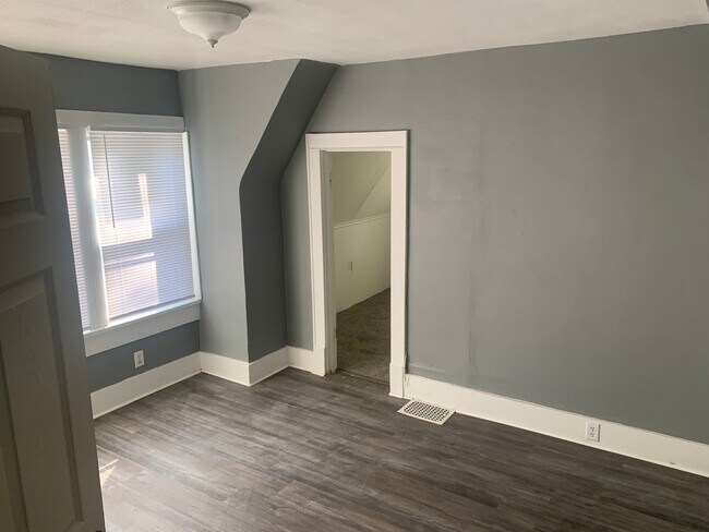 Building Photo - 3 Bed 1 Bath Home