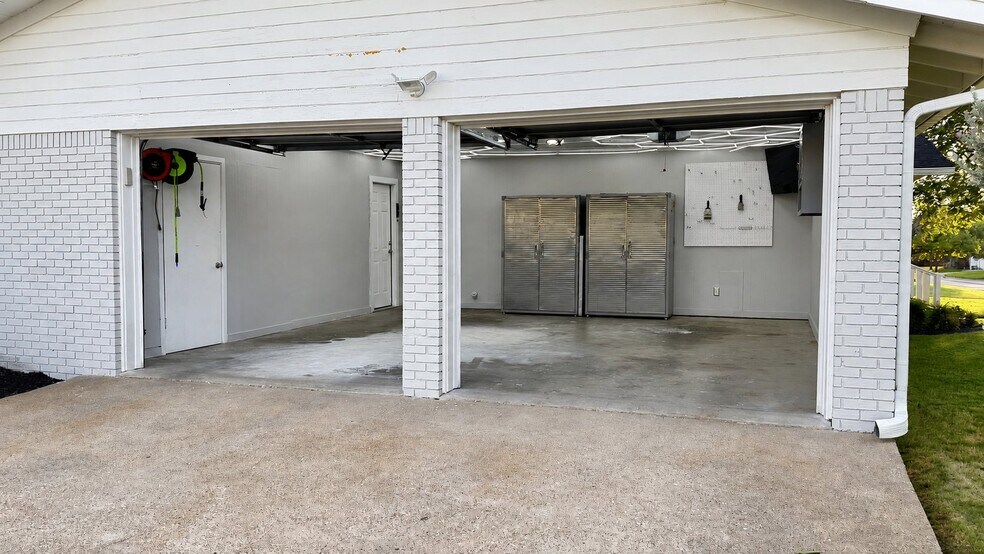 Building Photo - 1515 W 19th St