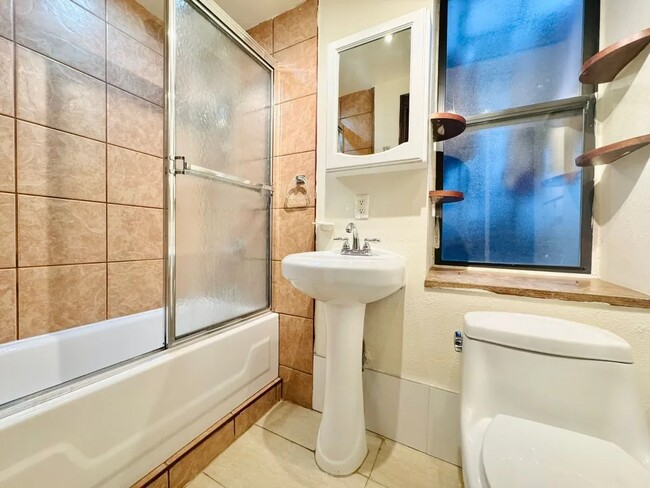 Building Photo - Furnished room/NOT APARTMENT