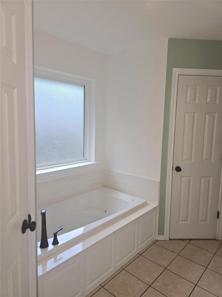 Building Photo - 1811 W Spanish Oak Dr