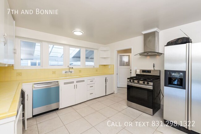 Building Photo - Charming 2 Bed, 1 Bath Home – Prime Coasta...