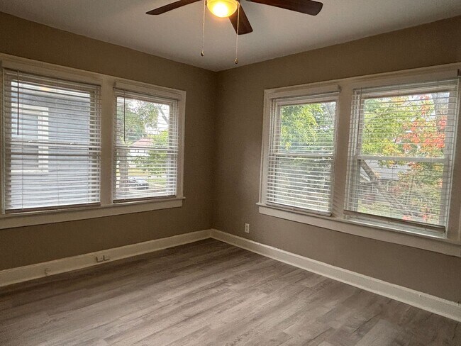 Building Photo - 3-Bed, 1-Bath Home – Fenced Yard, Off-Street Parking, Spacious Kitchen & In-Unit Laundry