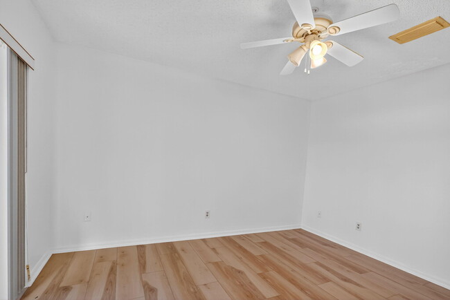 Building Photo - 3004 SE Round Table Dr