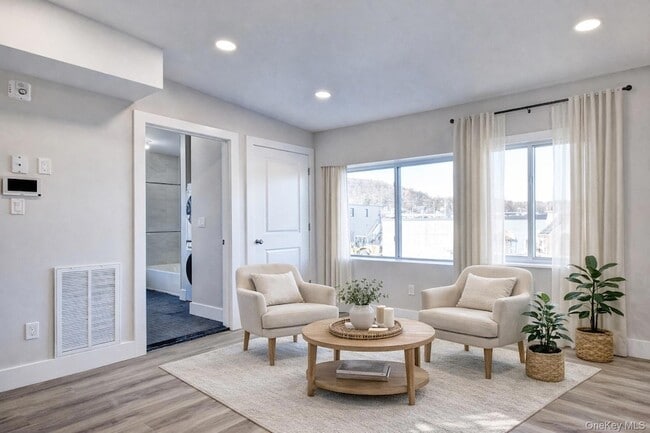 Building Photo - 292 Main St