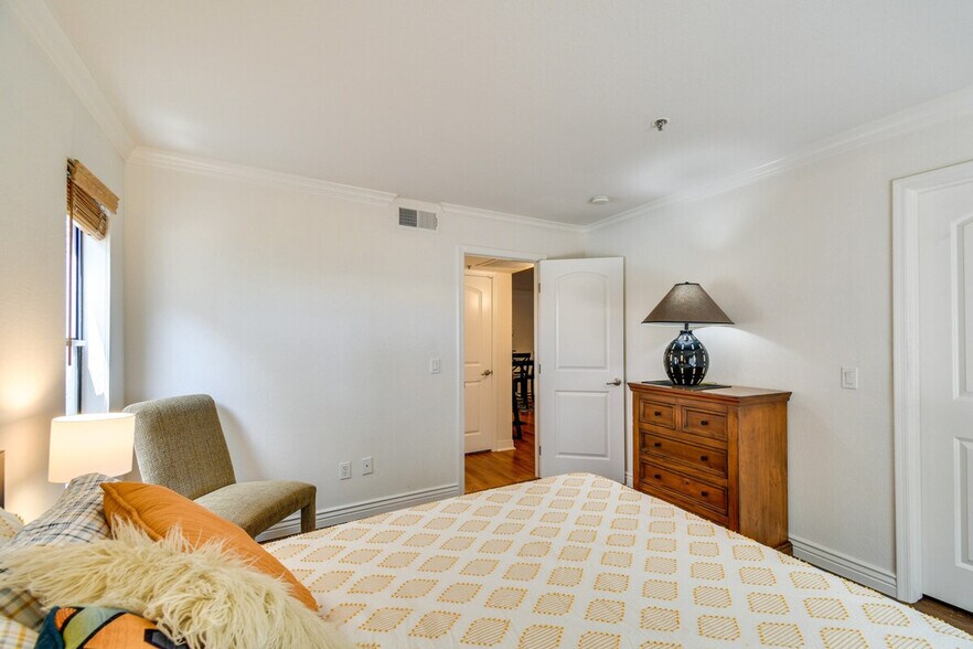 Building Photo - 2025 E Campbell Ave