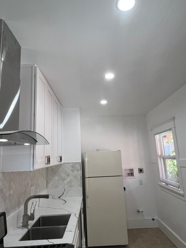 recessed lights - 1424 E Florida St