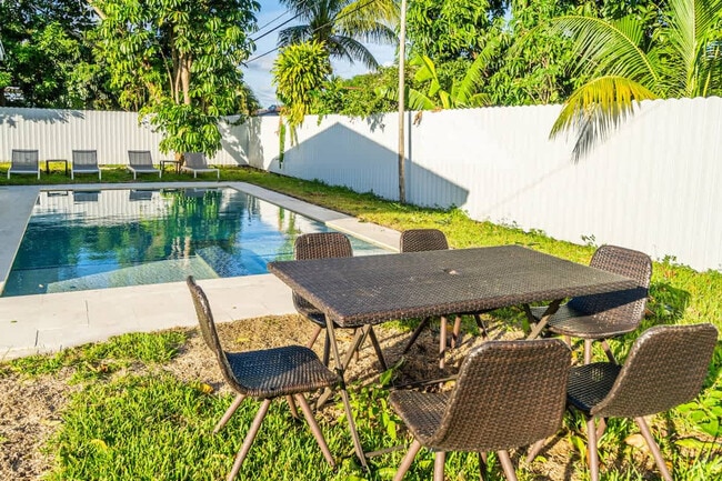 Building Photo - 17835 NE 6th Ave